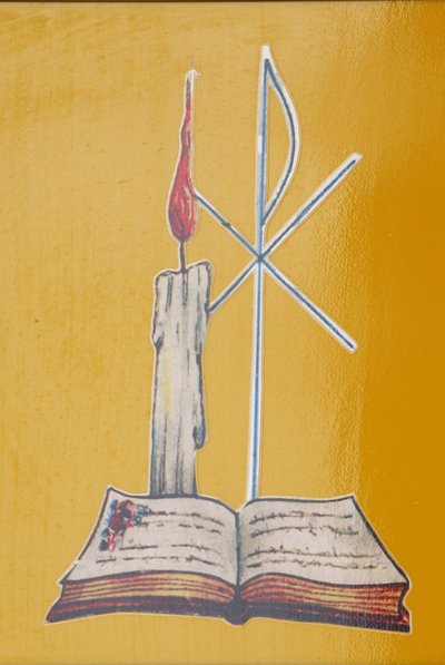 Vidriera. Vela de altar y biblia, Aneho, Togo de Unbekannt