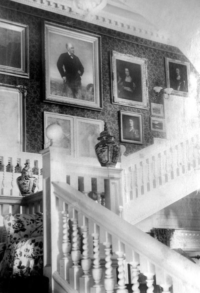 Escalera decorada con pinturas de Unbekannt