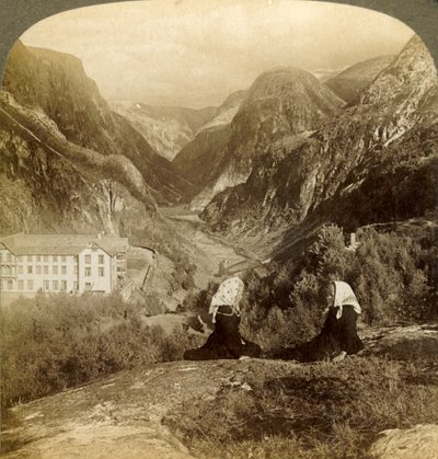 Hotel Stalheims y su vista magnífica, a través del famoso Naerodal, Noruega, 1905 de Unbekannt