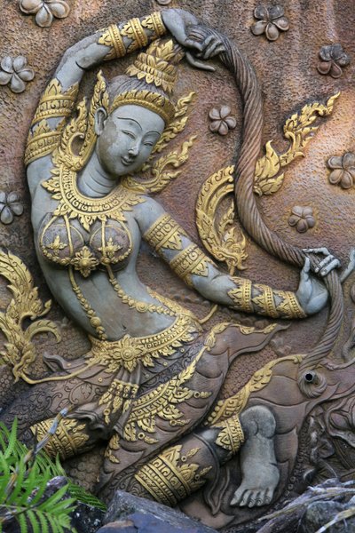 Estatua de la diosa Phra Mae Thorani, diosa de la Tierra y protectora de Buda. Wat Inpeng. Vientiane, Laos, 20151029, Vientiane, Laos de Unbekannt