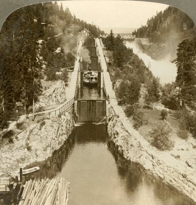 Barco de vapor subiendo una colina junto a la cascada Vrang, por esclusas en Bandak-Nordsjo, Noruega, c1905 de Unbekannt