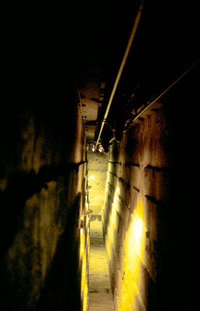 Escalera interna empinada dentro de la Gran Pirámide, Gizeh, Egipto de Unbekannt