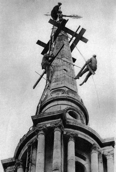 Steeplejacks en la aguja de la Iglesia de Todos los Santos, Poplar, Londres, 1926-1927 de Unbekannt