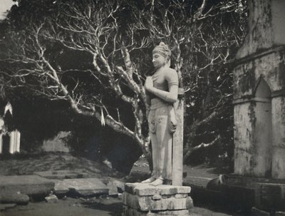 Escultura de piedra cerca de la Ruwanwali-Dagoba, Anuradhapura, 1926 de Unbekannt