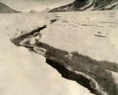 Corriente de agua en el medio del glaciar Ferrar en pleno verano, c. 1908, 1909 de Unbekannt