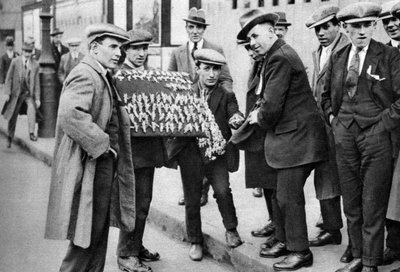 Vendedor ambulante de favores de fútbol en Kings Cross, Londres, 1911 de Unbekannt