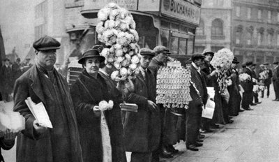 Vendedores ambulantes vendiendo favores de fútbol en Walham Green, Londres, 1926-1927 de Unbekannt