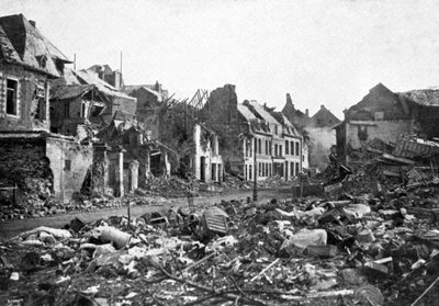 Escena callejera después de la caída de Peronne, Francia, Primera Guerra Mundial, 1917, c1920 de Unbekannt
