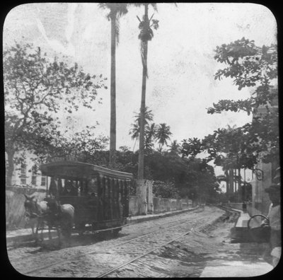Escena callejera con tranvía tirado por caballos, Pernambuco, Brasil, finales del siglo XIX o principios del XX de Unbekannt