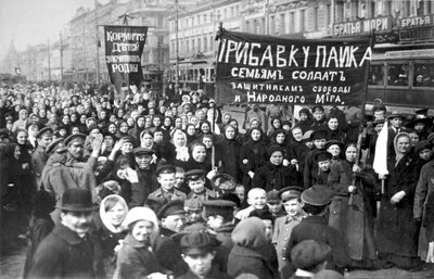 Trabajadores en huelga de Putilov en el primer día de la Revolución de Febrero, San Petersburgo, Rusia, 1917 de Unbekannt