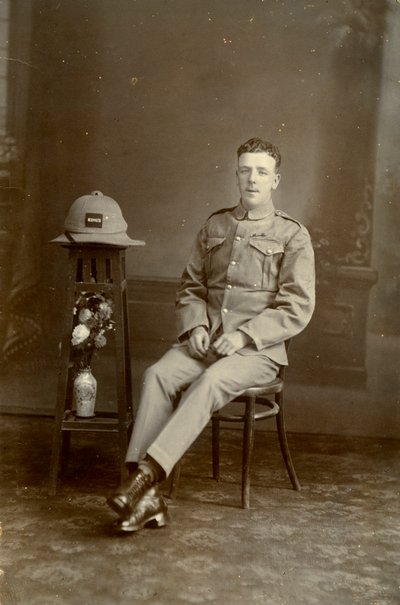 Retrato de estudio de un soldado de la Compañía C, 2º Batallón del Regimiento de los Reyes, Irak, 1926 de Unbekannt