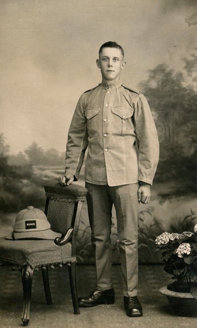 Retrato de estudio de un soldado de la Compañía C, 2º Batallón del Regimiento de los Reyes, Irak, 1926 de Unbekannt