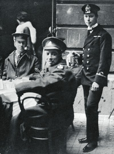 Subteniente Príncipe Alberto sirviendo té a soldados heridos en el Palacio de Buckingham, 1916 de Unbekannt