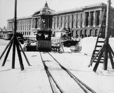 Estación de tren suburbano frente a la Academia de Artes, San Petersburgo, Rusia, c. 1896-c. 1898 de Unbekannt
