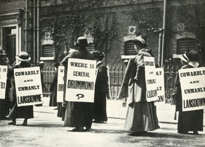 Sufragistas manifestándose fuera de una prisión, Londres, 1914 de Unbekannt