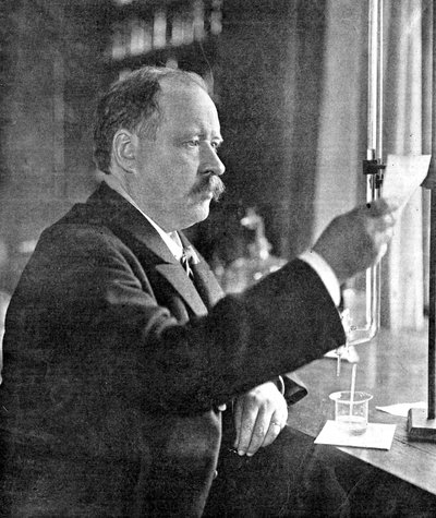 Svante Arrhenius 1859-1927, físico y químico sueco en su laboratorio, 1909 de Unbekannt