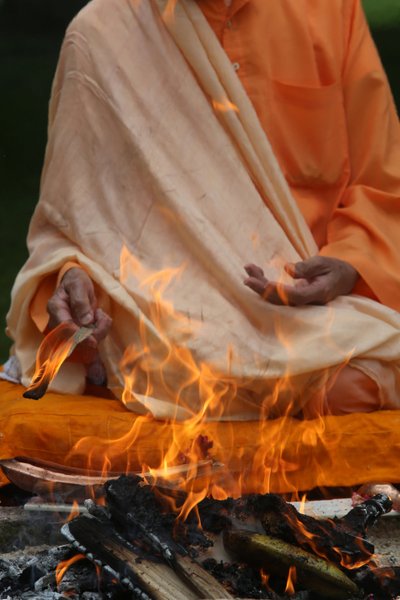 Swami Veetamohanda realizando el ritual de fuego homa en el jardín del centro vedántico Ramakrishna. Gretz, Francia de Unbekannt
