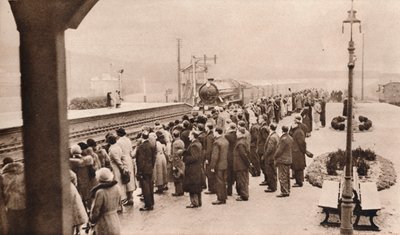 Interés simpático en el tren fúnebre real en la estación de Welwyn, 1936 de Unbekannt