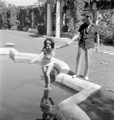 La actriz Laya Raki con el actor Ron Randell en el Lido de Venecia - 1961 de Unbekannt