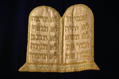 Bordado de las tablas de la ley en la sinagoga Stadttempel, Viena, Austria de Unbekannt