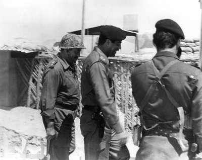 Taha Yassin Ramadan y Saddam Hussein inspeccionando el frente de Basora, Irak, febrero de 1987 de Unbekannt