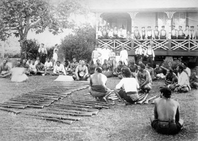 Tamasese distribuyendo armas, Apia, Samoa, 1899 de Unbekannt