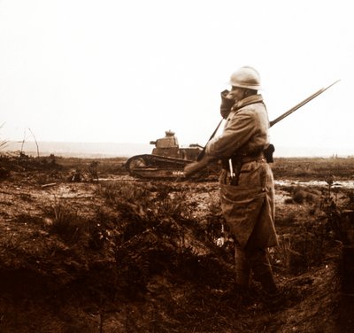 Tanque y soldado en el campo de batalla, c1914-c1918 de Unbekannt