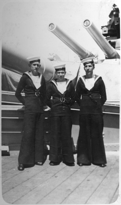 Ted y amigos, tres marineros de la Royal Navy a bordo de un buque de guerra, c1920s-c1930s de Unbekannt