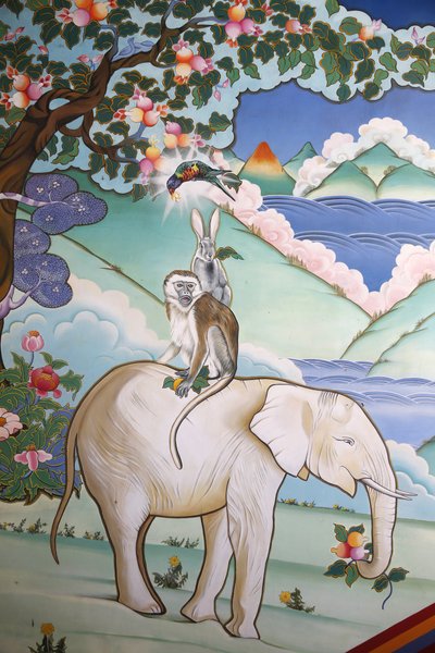 Templo de los Mil Budas Dashang Kagyu Ling congregación, representación de los cuatro amigos armoniosos: el elefante, el mono, el conejo y el faisán, La Boulaye, Francia de Unbekannt