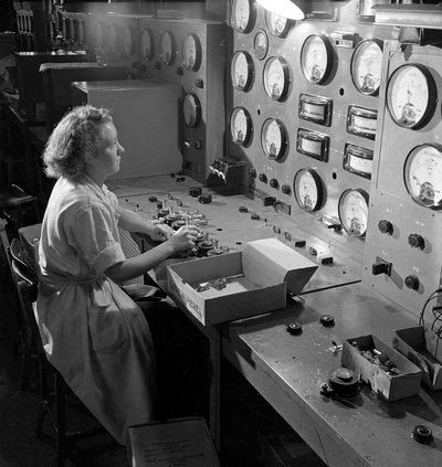 Probando válvulas electrónicas, Mitcham de Unbekannt