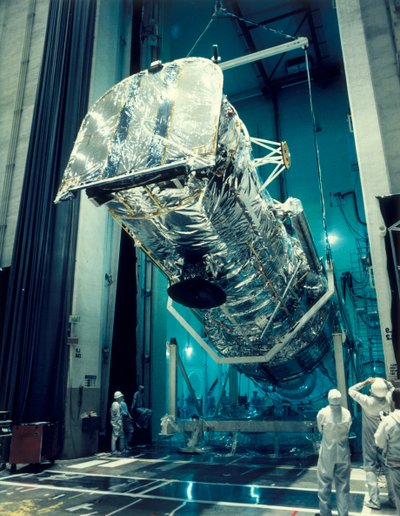 Probando el telescopio espacial Hubble, años 1980 de Unbekannt