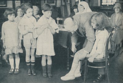 Prueba del reflejo rotuliano para indicación de enfermedad nerviosa, c1935 de Unbekannt