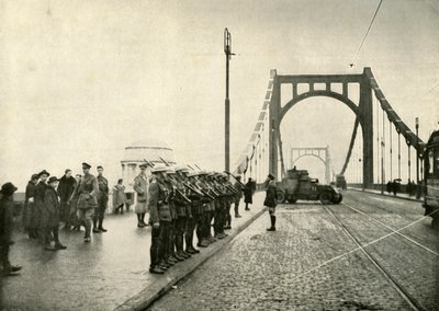 Los 18 Húsares Guardando un Puente en el Rin en Colonia, 1919 de Unbekannt