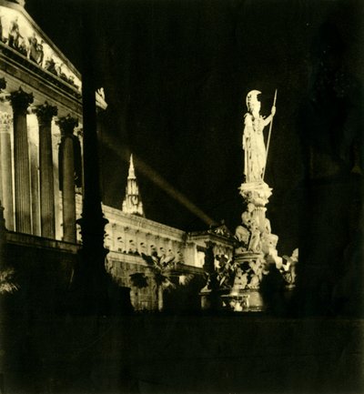 El Edificio del Parlamento Austriaco de noche, Viena, Austria, c1935 de Unbekannt