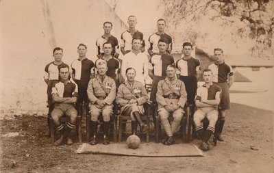 El equipo de fútbol del batallón del Primer Batallón, El Regimiento Real de West Kent. Poona de Unbekannt