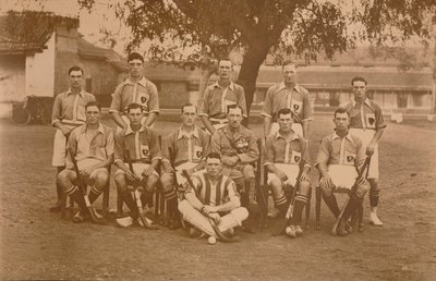 El equipo de hockey del Primer Batallón, El Regimiento Real de West Kent. Poona de Unbekannt