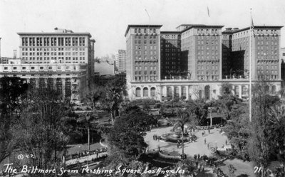 El Biltmore desde Pershing Square, Los Ángeles, California, EE.UU., c. 1933 de Unbekannt