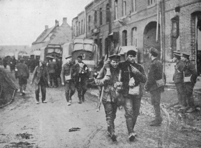 Los heridos británicos regresan a una estación de primeros auxilios después de un ataque, 1915 de Unbekannt