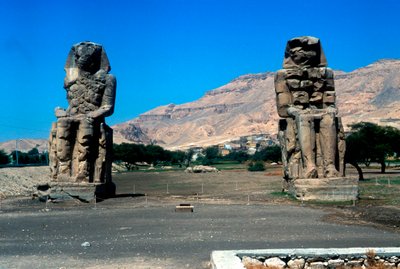 Los colosos de Memnón, cerca del Valle de los Reyes, Egipto, siglo XIV a.C. de Unbekannt