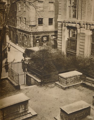 The Coopers Arms desde el Cementerio de St. Olaves, Silver Street, c1935 de Unbekannt