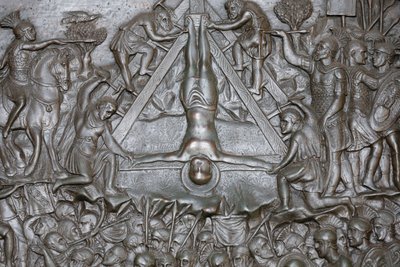 La Crucifixión de San Pedro (detalle) - Puerta de entrada de la Basílica de San Pedro, Roma, Italia de Unbekannt