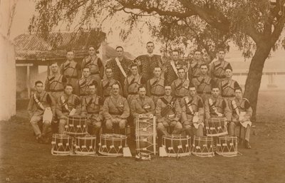 Los Tambores y Cornetas del Primer Batallón, El Regimiento Real de West Kent. Poona, India de Unbekannt