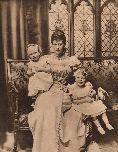 La duquesa de York con sus dos hijos, los príncipes Eduardo y Alberto, c. 1897 1935 de Unbekannt