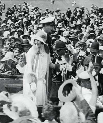 El duque y la duquesa rodeados por multitudes en Auckland, 1927, 1937 de Unbekannt