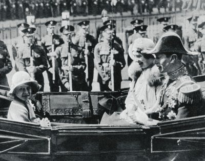 El Duque y la Duquesa de York saliendo de la Catedral de San Pablo con sus hijas, 1935, 1937 de Unbekannt