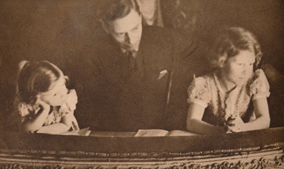 El Duque de York y las Princesas Isabel y Margarita en el pantomima, 6 de febrero de 1935 de Unbekannt