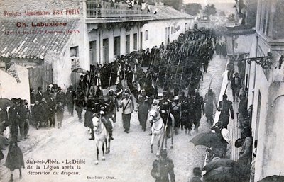 La Legión Extranjera Francesa desfilando por las calles de Sidi Bel Abbes, Argelia, 1906 de Unbekannt