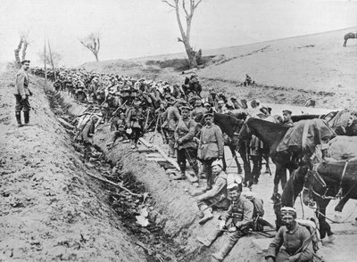 El avance alemán a través de Galicia: Un vivac de tropas al borde del camino, 1915 de Unbekannt