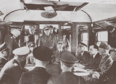 Las delegaciones alemana y francesa dentro de un vagón de tren en Compiègne para la firma de la rendición de Francia de Unbekannt