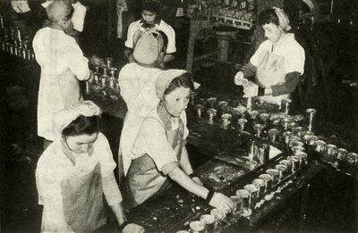 La Gran Industria del Salmón - Chicas indias trabajando en el departamento de enlatado, c1948 de Unbekannt